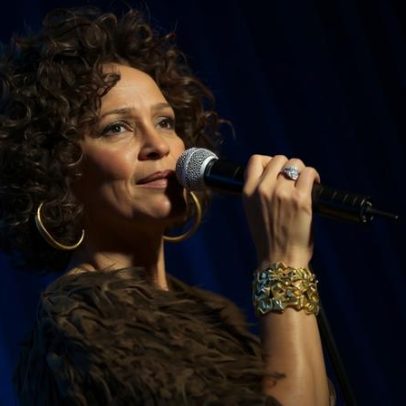 Espólio de Whitney Houston nega que queda no palco tenha sido por uso de drogas