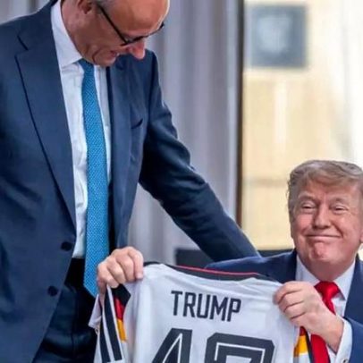 Merz presenteia Trump com camisa personalizada da seleção alemã