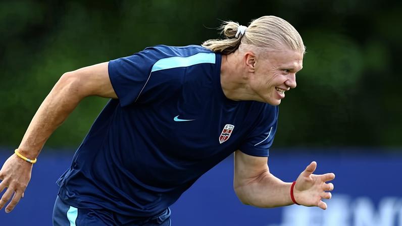 Erling Haaland in training before his first World Cup match.