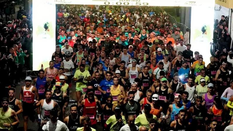 Largada da maratona no domingo, com o dia ainda escuro (Foto: Fernanda Paradizo)