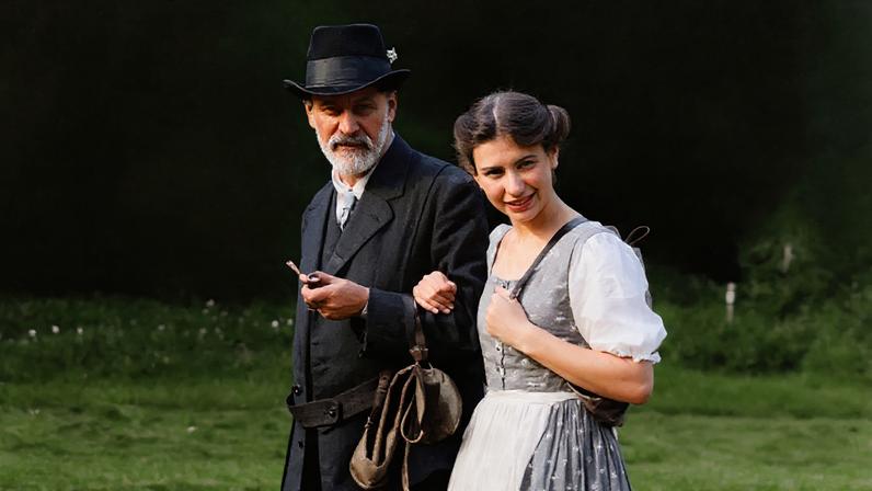 Sigmund Freud com a filha Anna Freud; ela avançou nas ideias da análise de crianças
