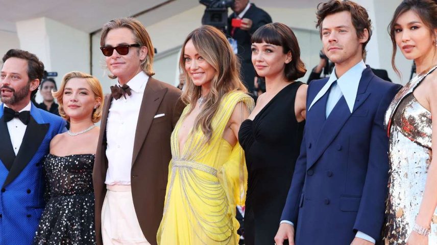 Elenco de "Não Se Preocupe, Querida" da esquerda para a direita: Nick Kroll, Florence Pugh, Chris Pine, Olivia Wilde, Sydney Chandler, Harry Styles e Gemma Chan no Festival Internacional de Cinema de Veneza
