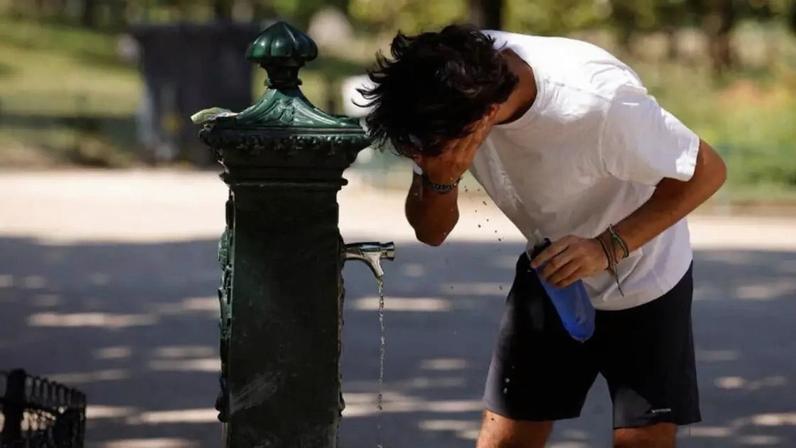 Uma pessoa se refresca em uma fonte de água no Parc Monceau, em Paris. Uma segunda onda de calor afeta grande parte da França, em 19 de junho de 2026.