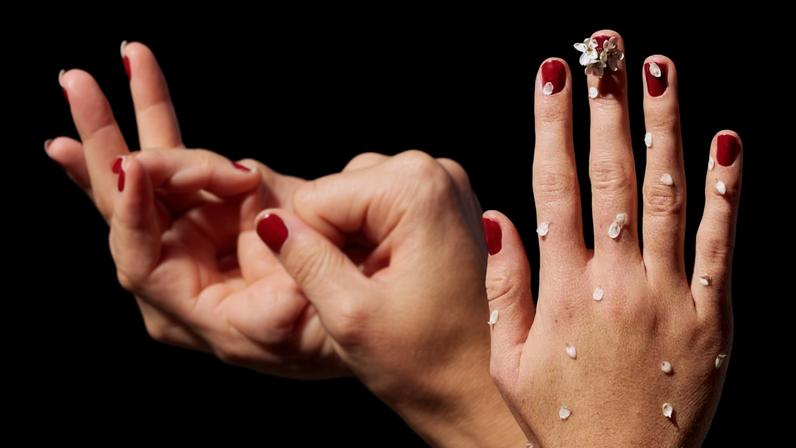 Como recuperar unhas fracas e quebradiças após alongamentos ou banho de gel? — Foto: Beleza: Peter Philips Fotos: Betina du Toit Styling: Tania Rat-Patron