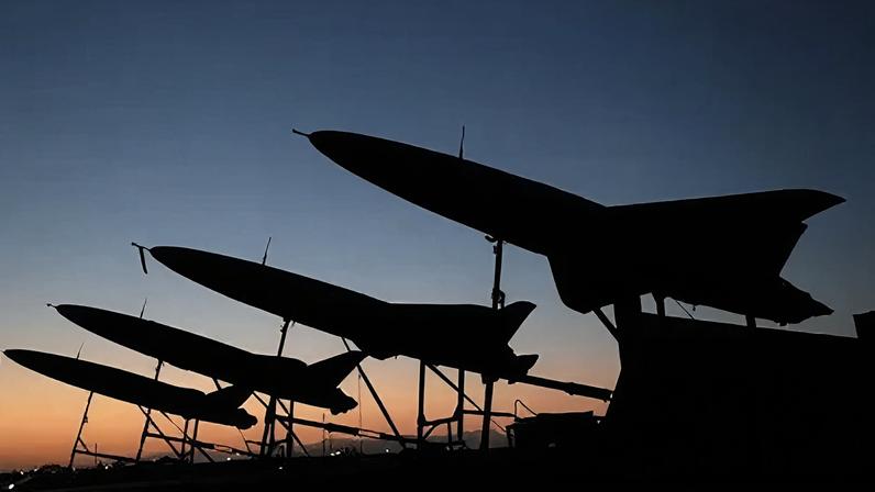 Drones durante um exercício militar em um local não revelado no Irã.