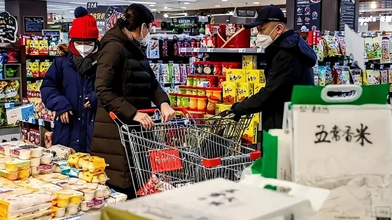 Pessoas fazendo compras em um supermercado em Urumqi, China, em 5 de dezembro.
