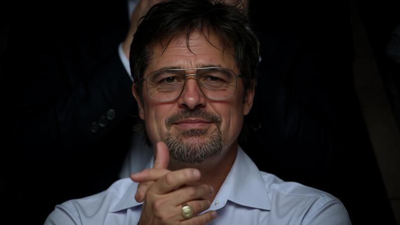 Brad Pitt em destaque enquanto homens mais velhos adotam óculos de professor