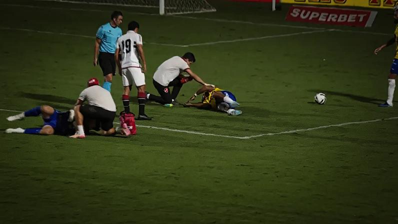 Helton Leite e Willian Formiga recebem atendimento após forte choque de cabeça