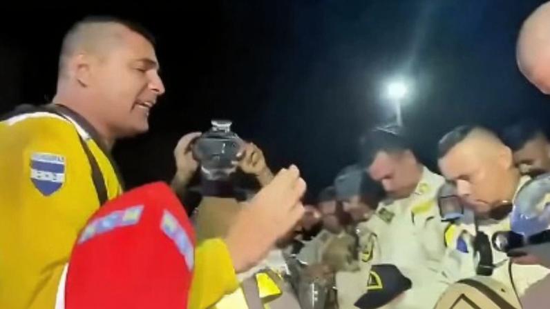 O grupo de socorristas agradeceu a Deus por resgatar vítimas. (Foto: Reprodução/Instagram/Carlos Colina).