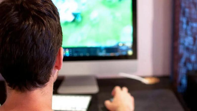 O ping mede o tempo que um pacote de dados leva para ir e voltar entre usuário e servidor – depositphotos.com / razmarinka