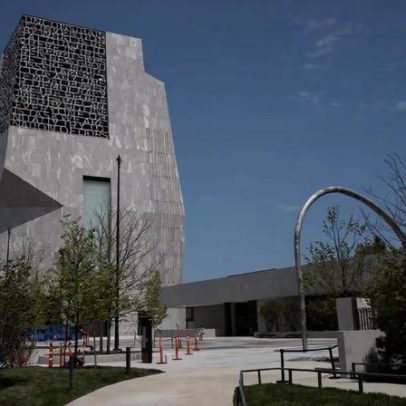Centro Obama é inaugurado e pintura autenticada de Freud fica em exibição