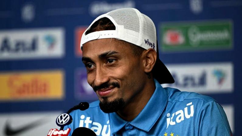 Raphinha, astro da seleção brasileira, diz que não vê TV nem acompanha redes sociais