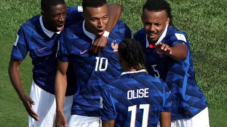 Mbappé comemora com Olise e companheiros um de seus gols pela França na vitória sobre Senegal