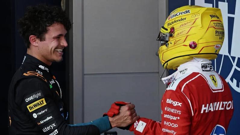 Lando Norris cumprimenta Lewis Hamilton após vitória no GP de Barcelona