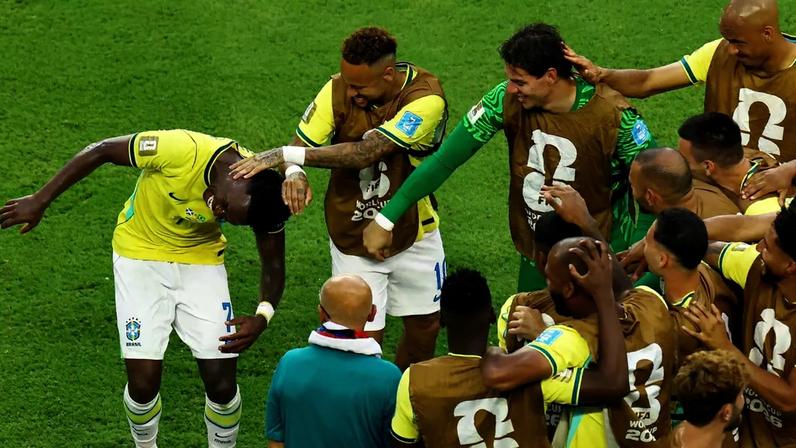 Jogadores da seleção brasileira celebram Vinícius Jr.