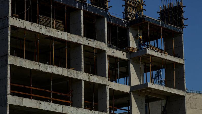 EM OBRAS - Prédio em construção em São Paulo: o setor travou com juros altos