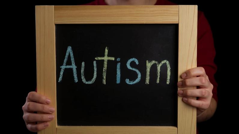 Estudo aponta papel do cromossomo X inativo como possível protetor genético e destaca desafios no diagnóstico de autismo em meninas