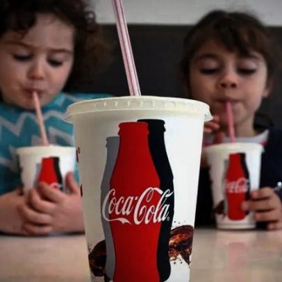 Bebidas açucaradas na infância elevam risco de hipertensão aponta estudo