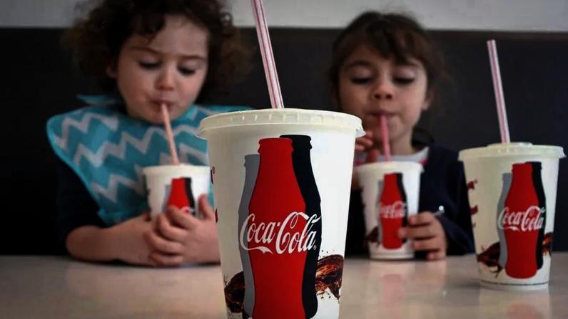 Um estudo de longo prazo realizado com cerca de 25 mil jovens americanos apontou uma associação entre o consumo frequente de bebidas açucaradas desde a infância e um maior risco de desenvolver hipertensão na vida adulta – depositphotos.com / lucidwaters