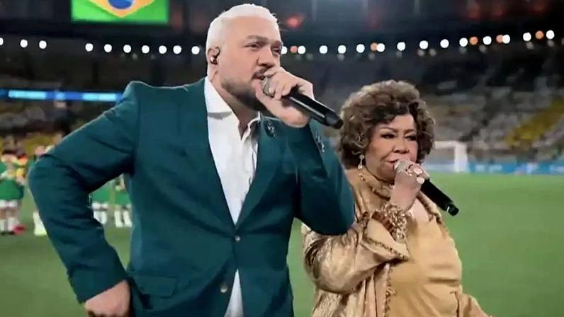 Belo e Alcione durante hino nacional no Maracanã