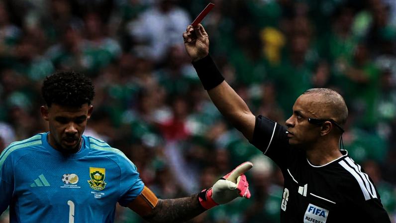 Wilton Pereira Sampaio deu três cartões vermelhos no jogo de abertura da Copa