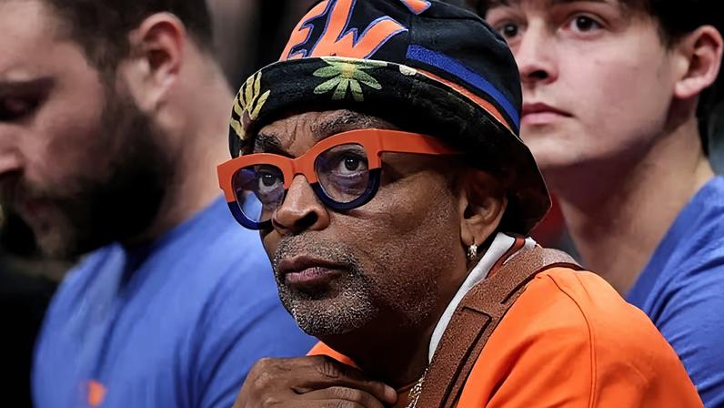 Spike Lee afirmou que a escolha narrativa está diretamente ligada ao recorte temporal do longa