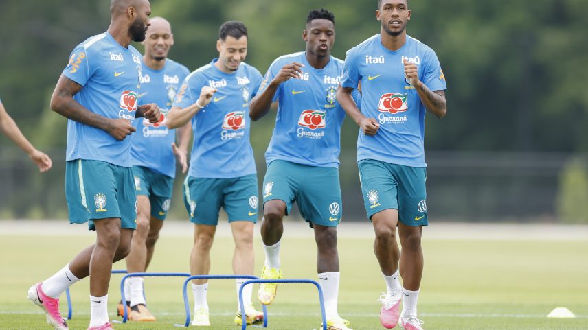 Luiz Henrique e Gabriel Martinelli em treino da seleção brasileira na Copa do Mundo — Foto: Rafael Ribeiro/CBF
