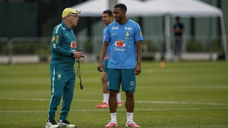 Carlo Ancelotti e Rayan conversam em treino da seleção brasileira — Foto: Rafael Ribeiro / CBF