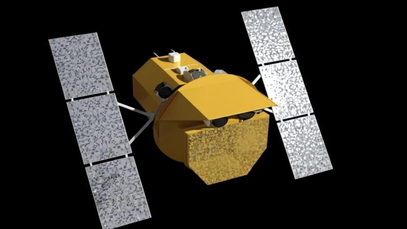 Satélite dourado com painéis solares retangulares cinzas estendidos, flutuando no espaço escuro com estrelas e nebulosas avermelhadas