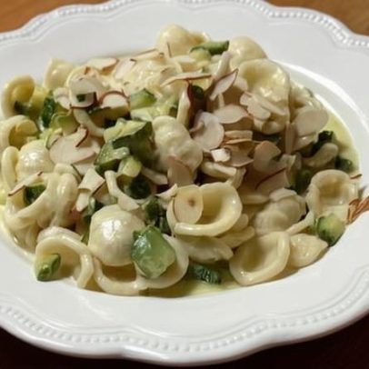 Receita de orecchiette com abobrinhas, creme de parmesão e amêndoas