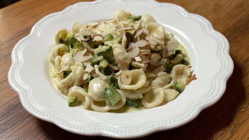 Receita de orecchiette com abobrinhas, creme de parmesão e amêndoas