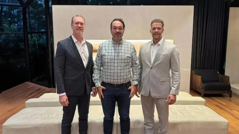 Jim Wilson, SVP, International Toll Programs, da Transcore (na esquerda); Sylvio Calixto, CEO do Grupo Pumatronix (no meio); Rodrigo DePaula, Vice Presidente, Operações, da Transcore (na direita) |