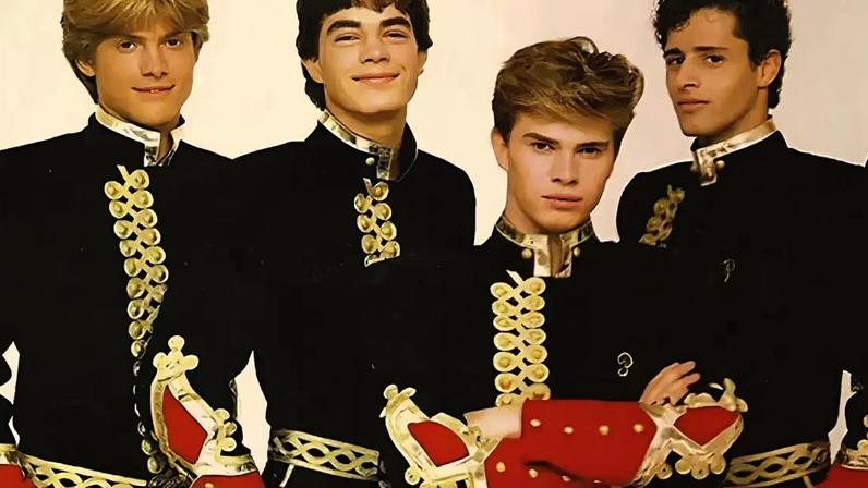 Robson Barros (o segundo da direita para a esquerda) faleceu neste sábado, 20: time formado de paquitos da Xuxa.