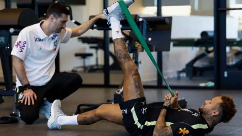 Neymar corre para voltar o quanto antes na Seleção –