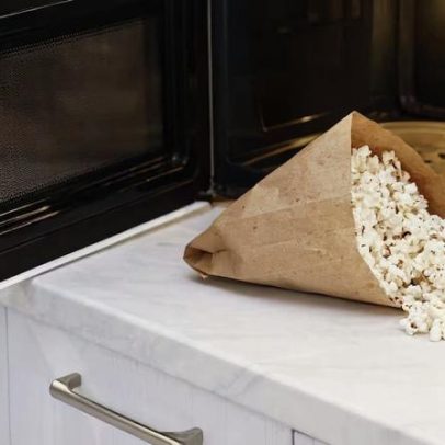 Pipoca no saco de pão tem menos calorias; veja o passo a passo da receita