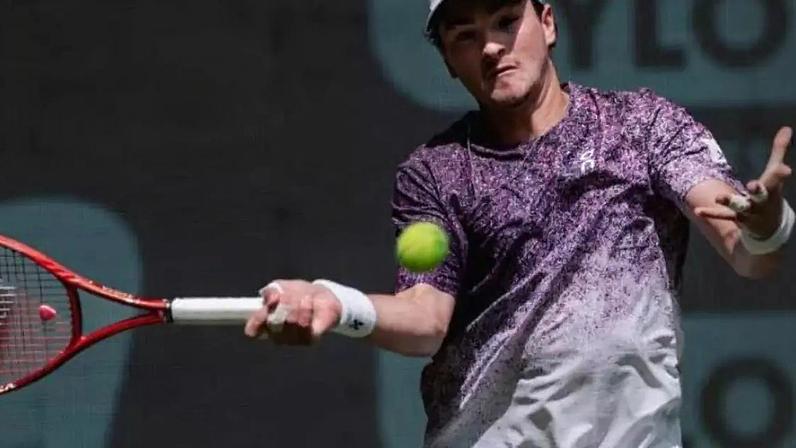 João Fonseca caiu na estreia do ATP 500 de Halle e, sentindo desconforto no ombro direito, se retirou do ATP 250 de Eastbourne para se preservar para Wimbledon.