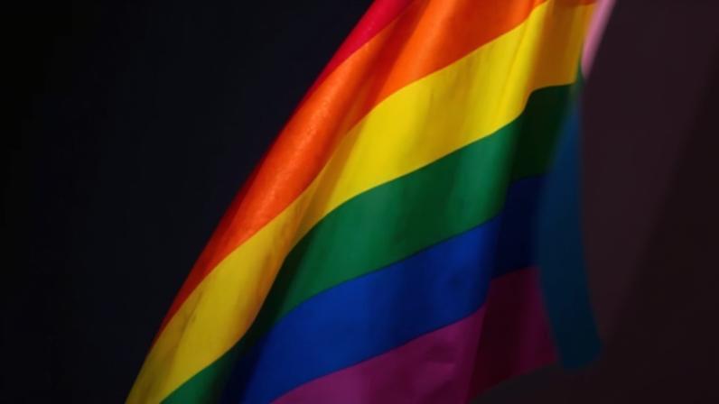 Bandeira LGBT ao lado da bandeira da visibilidade trans