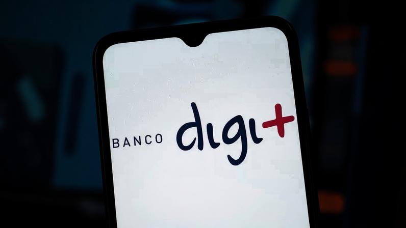 Nesta fotoilustração, o logotipo do Banco Digimais aparece exibido na tela de um smartphone.