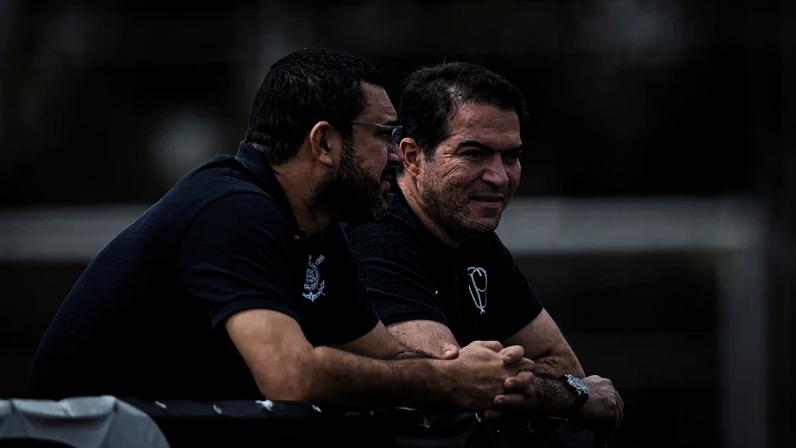 Julio Manso, supervisor, e Marcelo Paz, executivo de futebol do Corinthians (Foto: Rodrigo Coca/Agência Corinthians)