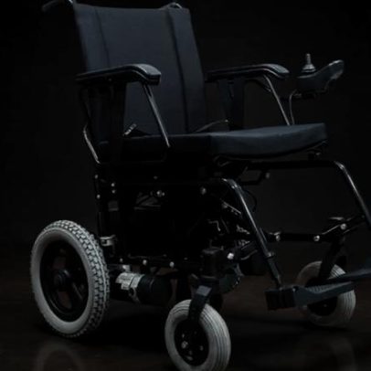 Cadeira motorizada quebrada: Tiago luta pela autonomia