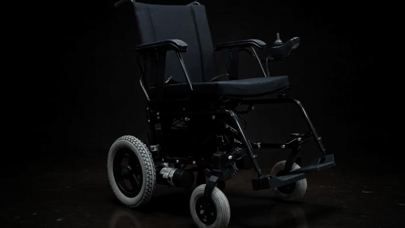 Cadeira motorizada quebrada: a história de Tiago e sua luta pela autonomia