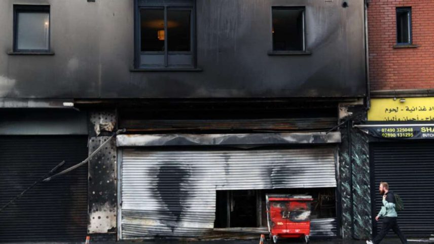 Supermercado e apartamentos ficam destruídos após tumultos em Belfast, na Irlanda do Norte, desencadeados por ataque com faca.