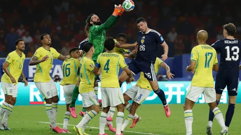 O goleiro Alisson afasta um bola do ataque escocês no jogo desta quarta-feira (24), em Miami.