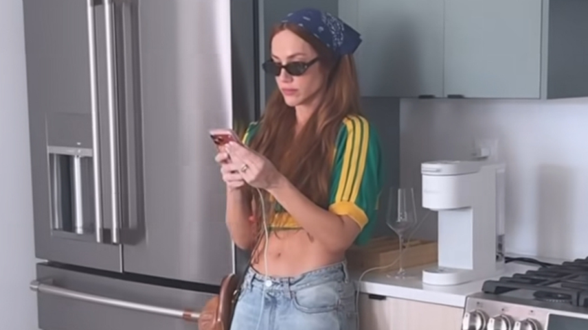 Giovanna Ewbank com lenço brasilcore