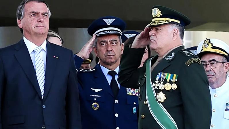 O ex-presidente Jair Bolsonaro enfrenta julgamento de indignidade e incompatibilidade para o oficialato na Justiça Militar