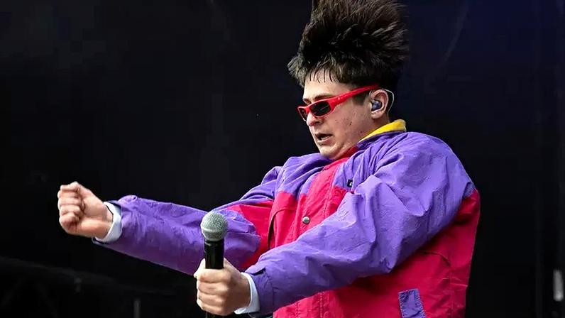 Conhecido popularmente como “Rei do Hyperpop”, Oliver Tree construiu um personagem facilmente identificável: roupas largas e coloridas, jaquetas esportivas, óculos de armação grossa e o corte de cabelo em estilo “tigelinha” se tornaram marcas registradas – Bruce/Wikimedia Commons