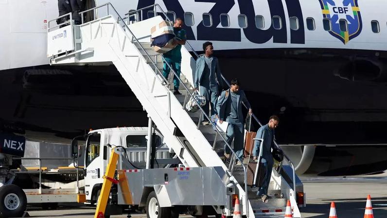 Delegação brasileira desce do avião em Nova Jersey, nos Estados Unidos
