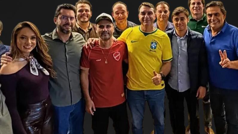 Cleitinho (de camisa vermelha) e o senador Flávio Bolsonaro durante reunião em Patos de Minas