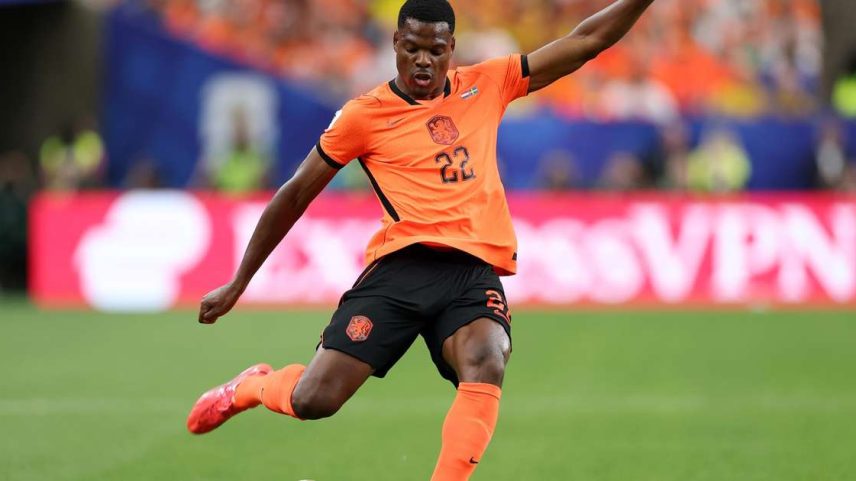 Denzel Dumfries durante partida da Holanda contra a Suécia, pelo grupo F da Copa do Mundo de 2026 -