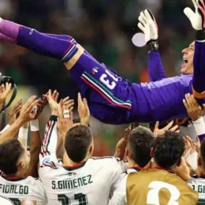 Ochoa entra em campo e é celebrado após vitória do México